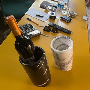 Support de bouteille de vin en marbre portable, lavable au lave-vaisselle et durable, accessoires de décoration de luxe par Craft Exim - Product Image 1