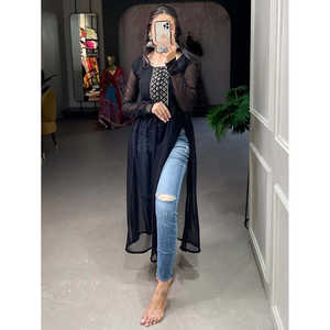 Robes de fête en georgette noire glamour avec broderies - Product Image 1