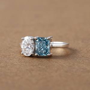 Ornez sa main de notre bague en or blanc 14 carats à deux pierres ornée de diamants de laboratoire. - Product Image 1