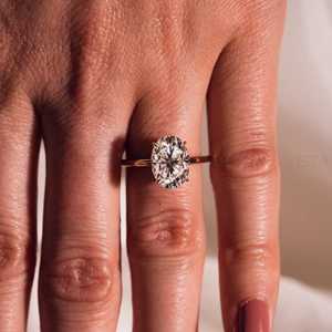 Anillo Solitario Ovalado Elegante SPARKS VISTA con Moissanita, Halo Oculto, Oro de 10K/14K/18K, Gema Cultivada en Laboratorio con Certificación GIA, Moderno - Product Image 3