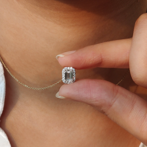 Collar con Colgante de Diamante Solitario Esmeralda con Bisel Estilo East West - Product Image 5
