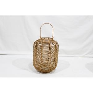 Lanterne suspendue cylindrique en poly rotin tissé à la main pour une utilisation en intérieur et en extérieur - Product Image 2