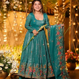 ชุดเดรสชาราร่าพร้อมผ้าคลุมไหล่ ผ้าไหมเนื้อนุ่มแบบธรรมชาติ ตกแต่งลายปักดอกไม้ประดับเลื่อมสไตล์วินเทจ ความยาวคลุมเท้า เหมาะสำหรับใส่ทำงานในฤดูใบไม้ร่วง - Product Image 1