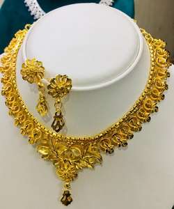 Ensembles de bijoux plaqués or 24 carats vintage classiques du fabricant indien inspirés du style USA France comprenant des broches de collier en cuivre - Product Image 6