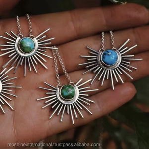 Collar Artesanal de Turquesa Sonora con Diseño de Sol, Joyería Vintage del Suroeste, Estilo Boho Chic, Colgante con Bisel de Plata de Ley y Baño de Rodio - Product Image 2