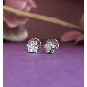 Boucles d'oreilles clous tendance en argent 925 plaqué rhodium avec zircone cubique, motif fleur et constellation, hypoallergéniques et délicates pour femme - Product Image 1