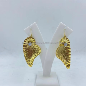 Boucles d'oreilles florales élégantes en argent sterling avec breloque plaquée or en pierre de perle pour les fêtes de mariage cadeau de fête de mariage féminin classique - Product Image 1