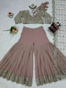 Hermoso Conjunto Sharara-Blusa y Dupatta para Fiesta de Invierno con Hilo de Piel Sintética y Lentejuelas, Sin Arrugas - Product Image 2