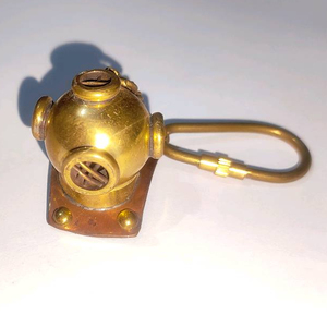 LLavero de casco espacial de latón, diseño único, hecho en la india, para regalos y promociones - Product Image 1