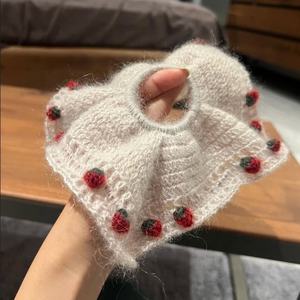 Lo Último en Moda: Diadema de Lana Tejida a Crochet con Forma de Fresa Hecha a Mano en 2025 - Product Image 1