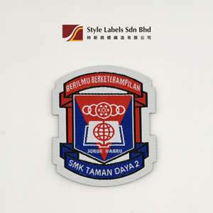Badge scolaire personnalisé et lavable à prix abordable avec découpe laser, taille et couleurs personnalisées, en tissu damassé pour uniformes - Product Image 2