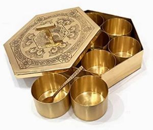 Boîte Masala de conteneurs de couleur d'or en métal de forme hexagonale avec le couvercle et la cuillère de concepteur - Product Image 1