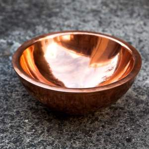 Bol de service en cuivre fabriqué à la main par des artisans compétents offrant durabilité, beauté et style pour les foyers modernes - Product Image 3