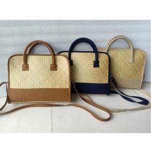 Sac pour ordinateur portable tissé à la main, durable, avec doublure intérieure, deux anses, décorations florales en feuilles de palmier, esthétique, écologique, fermeture ouverte - Product Image 3