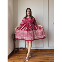 Caftán-vestido corto de verano personalizado con estampado étnico, cintura natural y cordón ajustable, ideal para clientes de boutiques.