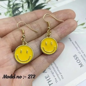 Fourniture en gros de boucles d'oreilles rondes en alliage poli pour un usage quotidien Revente et boutiques de cadeaux disponibles à un prix abordable - Product Image 3