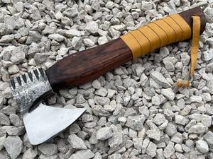 Hache viking artisanale Thewizcrafts en acier à haute teneur en carbone, manche en bois naturel, étui en cuir, qualité industrielle. Hache polyvalente - Product Image 6