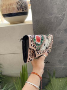 Fourrure de peau de vache Vintage Designer usiné à la main sculpture en cuir pochette portefeuille Offre Spéciale multi-usages cartes de crédit argent portefeuille cadeaux - Product Image 3