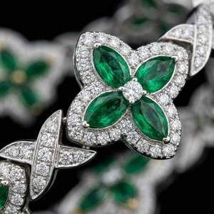 สร้อยข้อมือหรูหราประดับมรกตทรงโคลเวอร์แบบ Pave Link พร้อมพลอยสีเขียวทรง Marquise โทนสีทองคำขาว ดีไซน์ X Link เครื่องประดับชั้นดี สง่างาม - Product Image 5