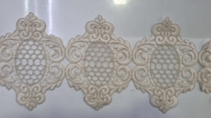 Fleurs sur mesure brodées de six couleurs en paillettes brodées sur un tissu de base en filet de 1.5 pouces de largeur pour la revente. - Product Image 6