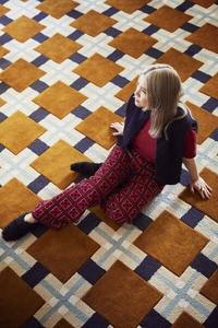 Tapis en laine moderne à motif géométrique carré, bleu moutarde, tufté à la main, coupe en boucle, tapis design durable pour usage domestique - Product Image 2