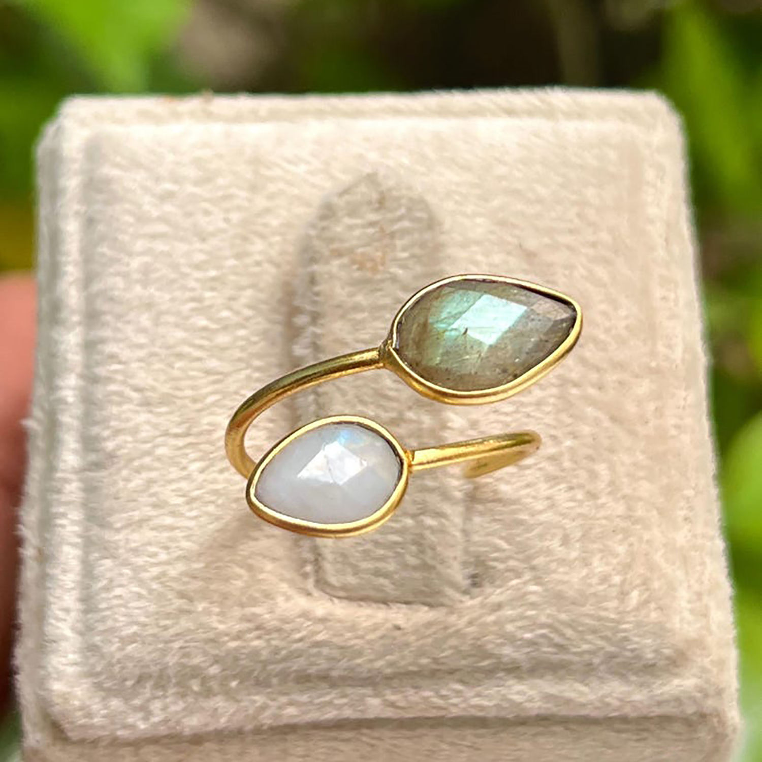 รุ้งและลาบราดอไรต์