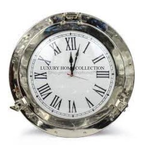 Élégantes horloges murales vintage en bois et en résine fabriquées à la main avec des détails complexes adaptés aux intérieurs traditionnels et antiques - Product Image 2