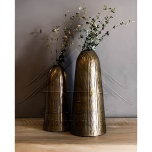 Florero de metal de diseño estándar estilo elegante con diferentes tamaños y acabado antiguo dorado para la decoración moderna del hogar - Product Image 1
