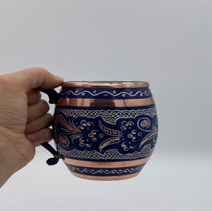 Tasses en cuivre gravées à la main avec des motifs floraux et géométriques complexes et colorés. Disponible aux prix de gros. - Product Image 5