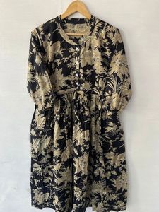 ชุดเดรสผ้าฝ้ายอินเดียทำด้วยมือพิมพ์ลายดอกไม้กระโปรงวงกลมพร้อมเสื้อเบลาส์ยาว - Product Image 4