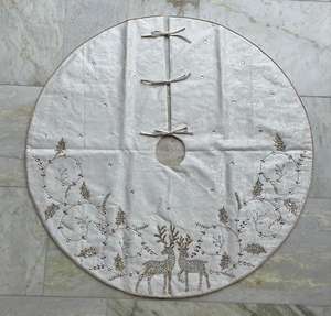 Elegante falda de árbol de Navidad con textura y elementos de diseño de primera calidad para crear un ambiente de vacaciones hermoso y de alta gama - Product Image 1