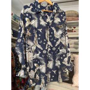 Estampado Floral Medianoche ESTILO JUNGLE, Tela Popelina Informal con Estampado Floral de Girasoles al Mediodía sobre un Fondo Azul Claro - Product Image 1