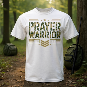 T-Shirt Camo Guerriero della Fede, Difensore della Fede Cristiana con Armatura di Gesù, Abbigliamento di Dio per i Fedeli - Product Image 3