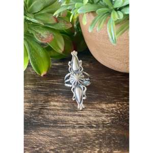 Anillo de Plata de Ley Hecho a Mano por los Navajo, Joyería Cultural Coleccionable en Talla 6.5 - Product Image 1