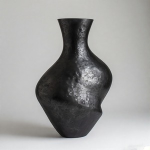 Florero negro antiguo CharcoalRoot para interiores modernos Florero de piso Diseño floral en relieve Decoración para el hogar Declaración de acento - Product Image 3