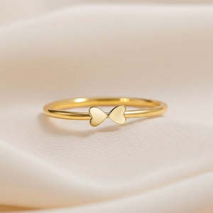 Anillo Chapado en Oro con Corazón de Amor de Hallmark, Diseño Minimalista para Uso Diario - Product Image 1