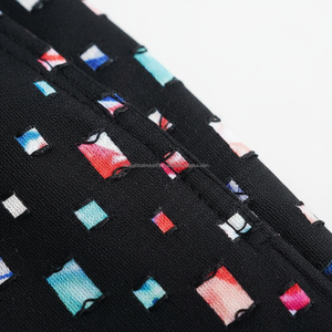 Ensemble de shorts imprimés pour hommes sur mesure OEM - Noir, motif coloré, décontracté, respirant, tenue d'été 2 pièces - Product Image 5