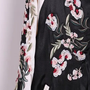 Chaqueta universitaria de satén Chaquetas universitarias con logotipo personalizado para hombre Chaqueta de béisbol informal de manga larga a la moda con revestimiento bordado - Product Image 4