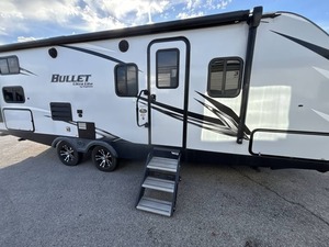 Autocaravana Keystone RV B-u-l-l-e-t 243BHS usada del 2021, lista para vender. - Product Image 4