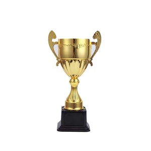 Trophée en métal poli à la main avec une base solide et des détails fins adaptés à divers prix de réussite - Product Image 3