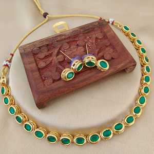 Elegante Conjunto de Joyería India Tradicional con Pedrería Kundan y Trabajo Meenakari en la Parte Posterior para Bodas, Festivales y Ocasiones Especiales - Product Image 4