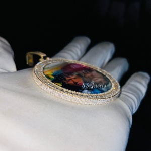 Pendentif en Moissanite plaqué rhodium Baguette effilée en argent 925 unisexe avec finition entièrement glacée Collier photo RIP à mémoire personnalisée Anniversaire - Product Image 6