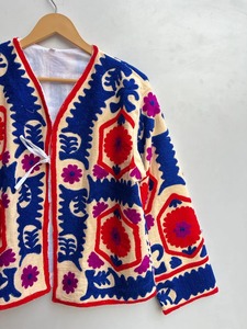 เสื้อแจ็คเก็ตผ้าฝ้ายปักลายดอกไม้สไตล์โบฮีเมียนสำหรับผู้หญิง ทำมือ เหมาะสำหรับใส่เป็นเสื้อคลุมฤดูหนาว ผ้าทอแบบซูซานี  ของขวัญสำหรับฤดูหนาว - Product Image 4