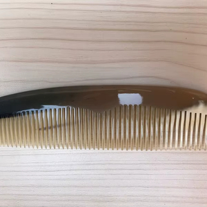 Peigne à cheveux traditionnel fait à la main en corne biologique, style amour, lisse, poli, anti-casse, démêlant pour cheveux épais et bouclés - Product Image 1