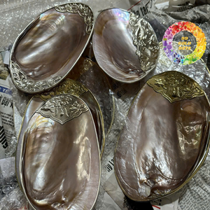 Assiette luxueuse en nacre, conçue pour servir ou comme pièce décorative, artisanat naturel - CARYLN - Product Image 1