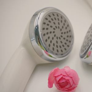 Pommeau de Douche Portable en Plastique ABS OEM, Sortie Unique, Haute Pression, Design Moderne, Capuchon Chromé Blanc, Logo Personnalisé, Utilisation Salle de Bain - Product Image 1