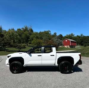 Caja de Cambios Automática para Toyota Tacoma Pickup 2024 con Volante a la Izquierda, Interior de Cuero Color Oscuro, Tamaño de Neumáticos R17 - Product Image 2