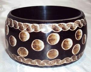 Bracelet manchette tendance en résine pointillée Accessoire élégant pour homme et femme - Product Image 1