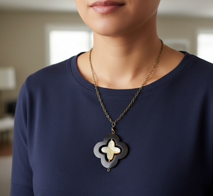 Collier pendentif en corne de buffle fait main - Forme de trèfle à quatre feuilles avec un centre en corne crémeuse sur une chaîne en laiton antique - Product Image 2