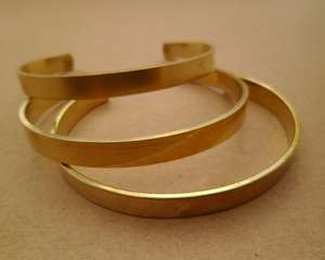 Elegante brazalete de latón de diseño plisado dorado para mujer Durable Trendy 15mm para fiesta y boda en India - Product Image 4